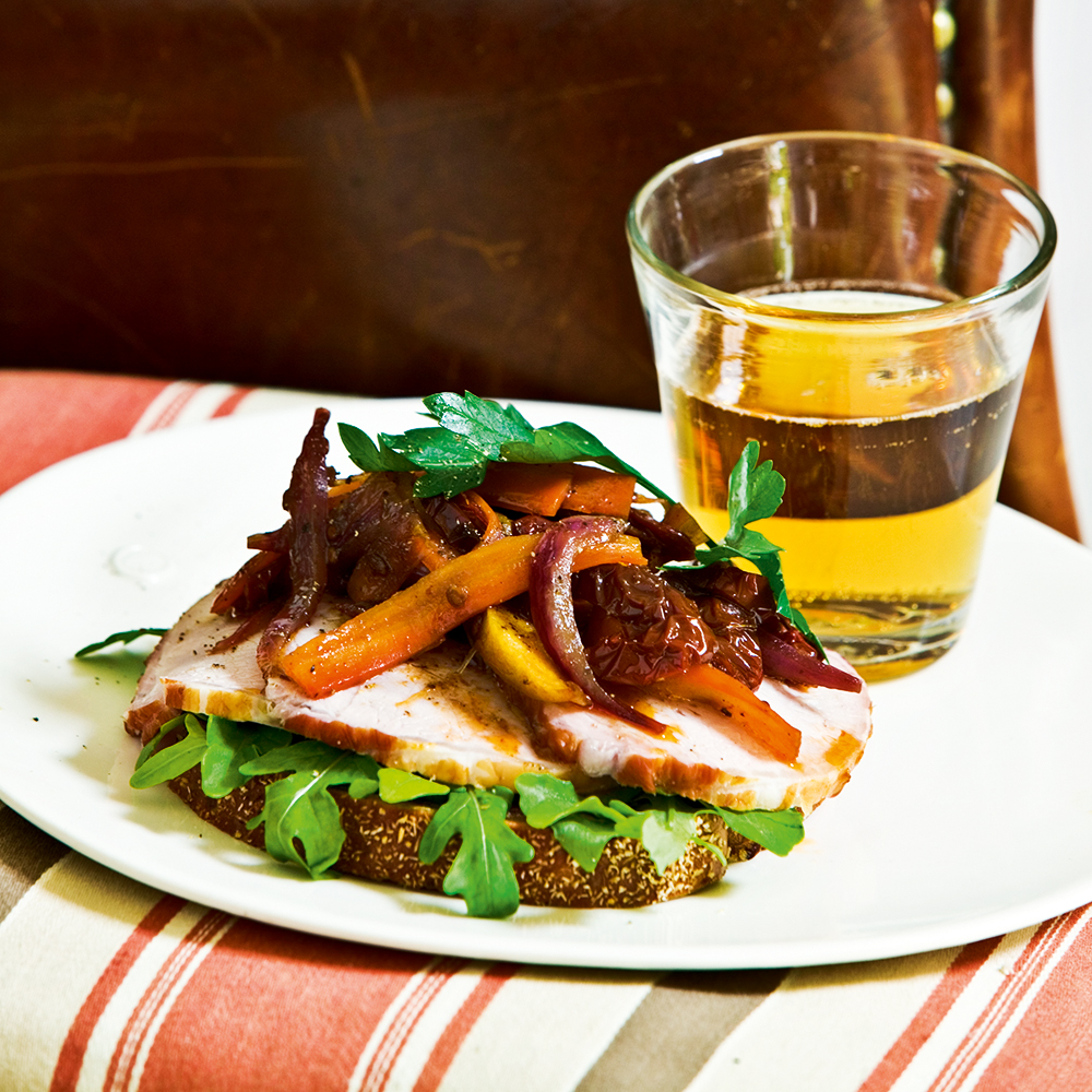 Røkt svinekam med chutney på grovbrød