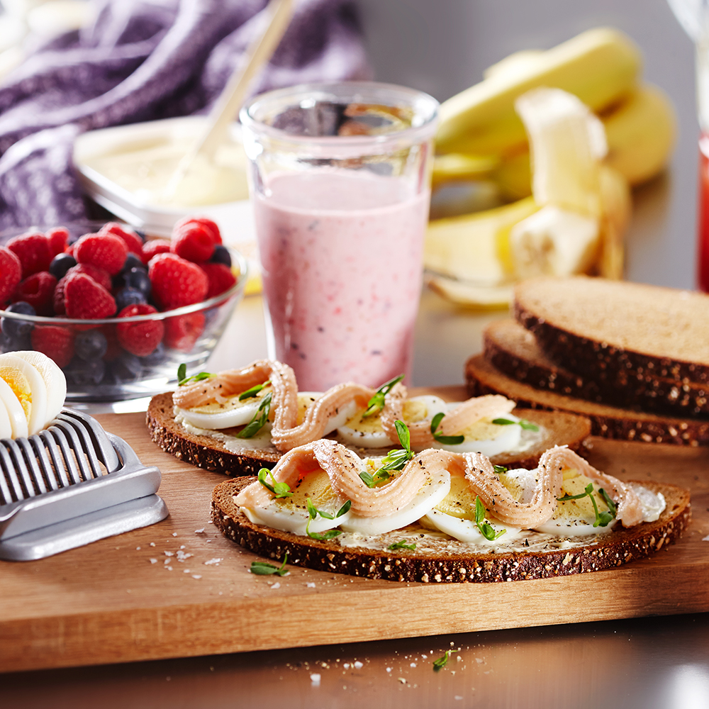 Frokost med smoothie og egg- og kaviarsandwich