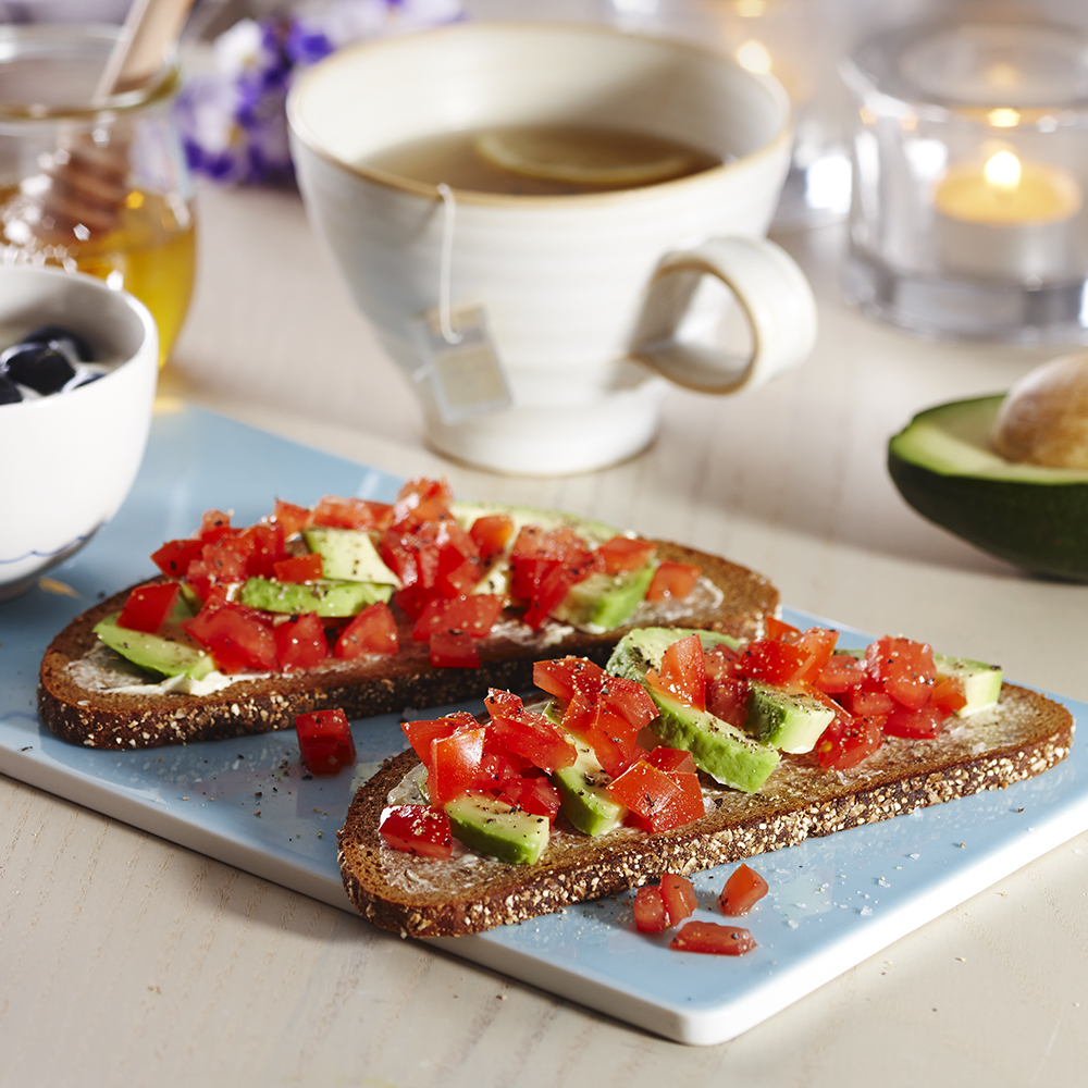 LingonGrova med avokado og kvarg med blåbær